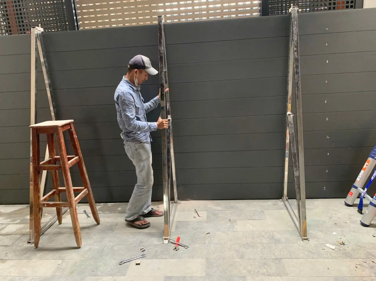 Vách chống ngập cao gia cố thanh chống chéo inox