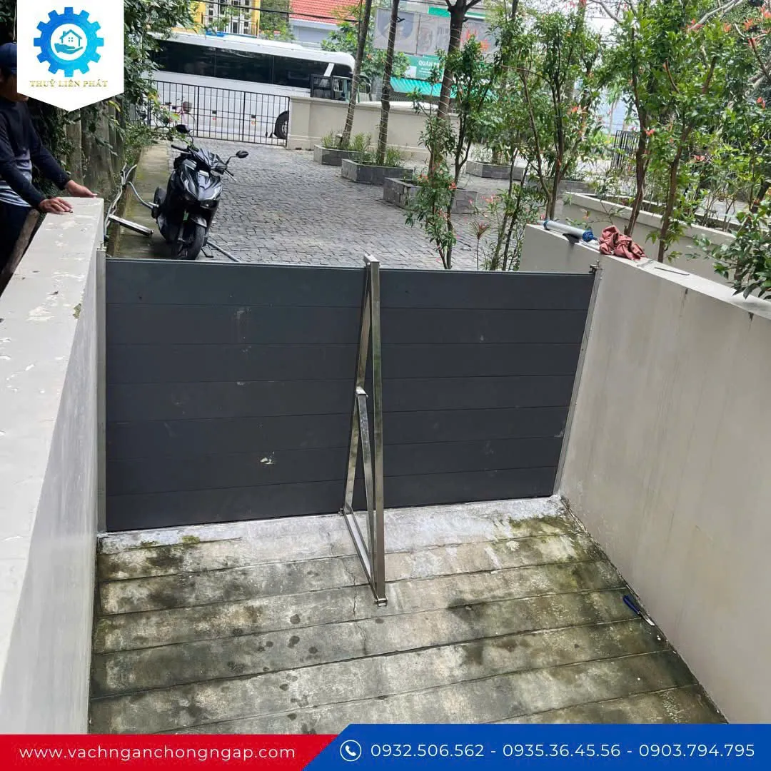 Cửa chống ngập tầng hầm hai khoang có thanh chống chéo inox