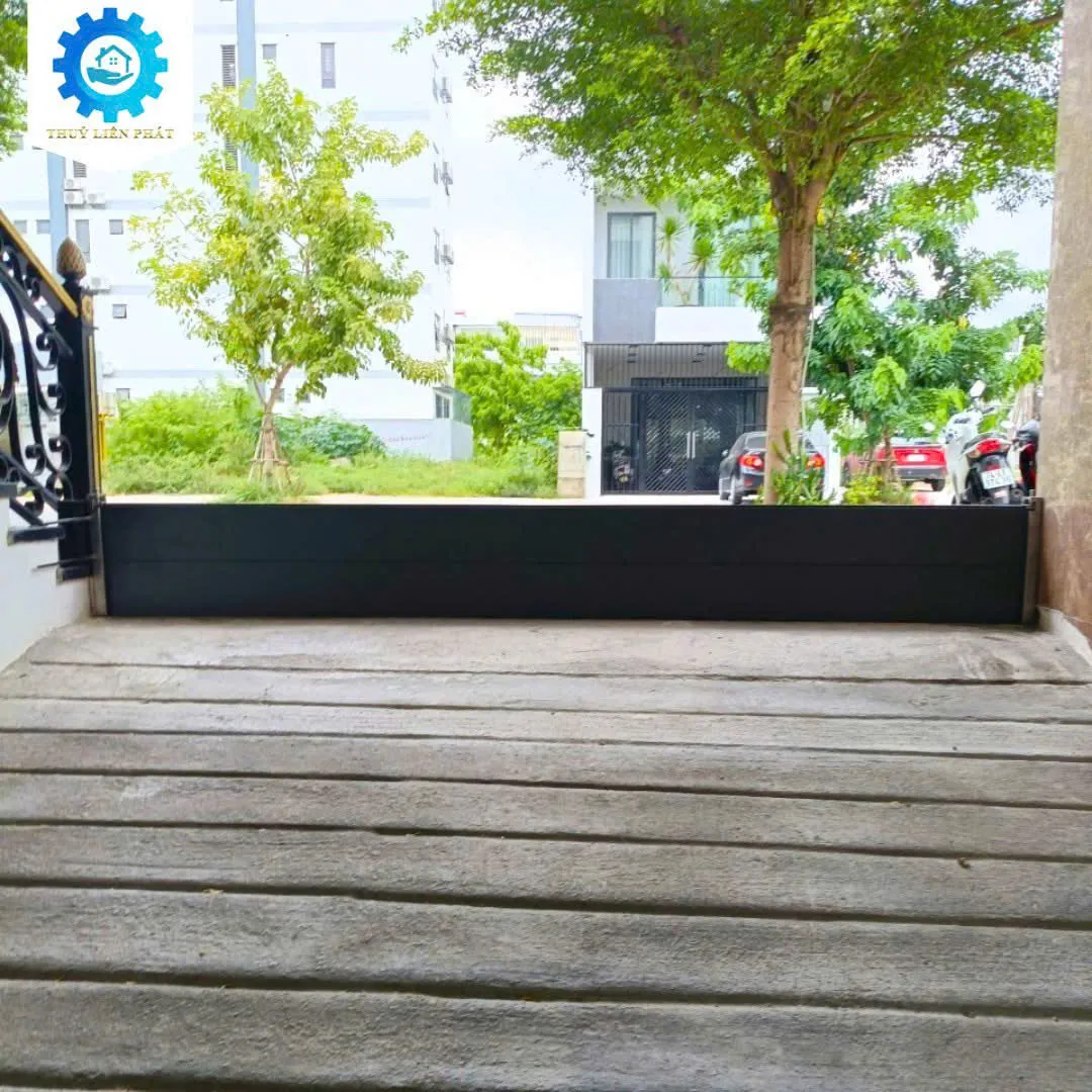 Vách chống ngập cổng nhà ở Huế