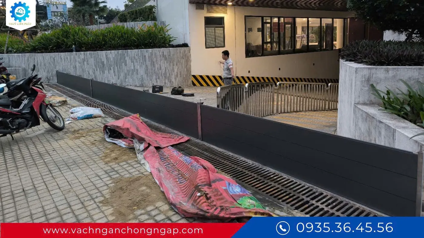 Vách chống ngập lối vào hầm chung cư TP.HCM