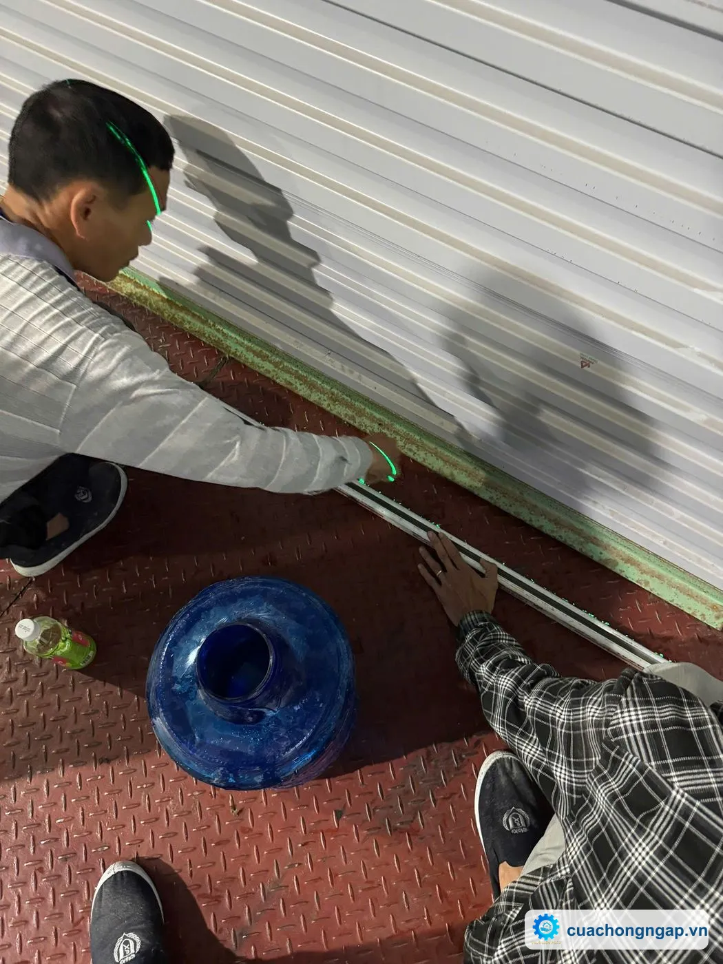 Lắp ray vách chống ngập dưới cửa cuốn