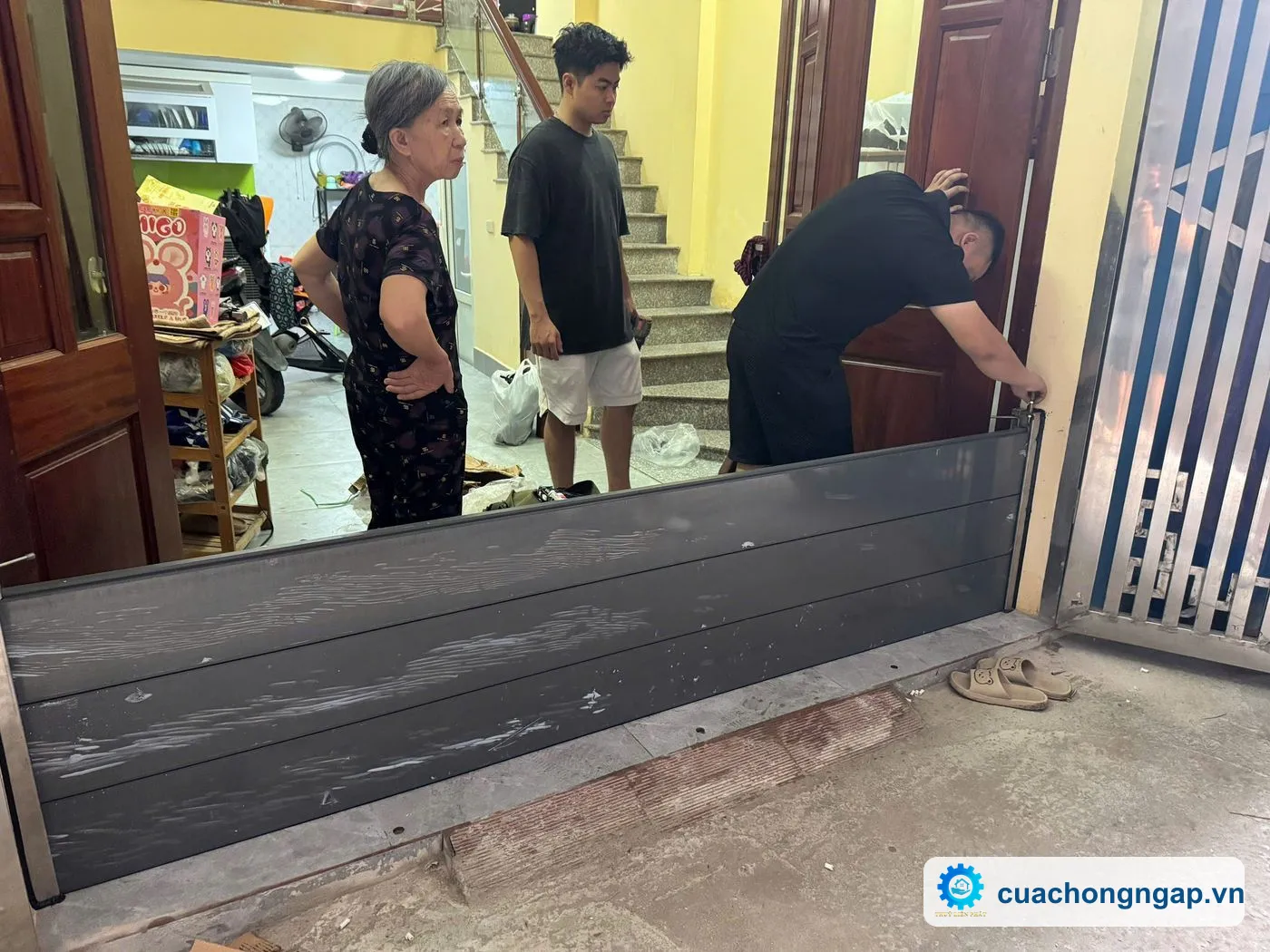 Xếp tấm cửa chắn nước tháo lắp vào trụ