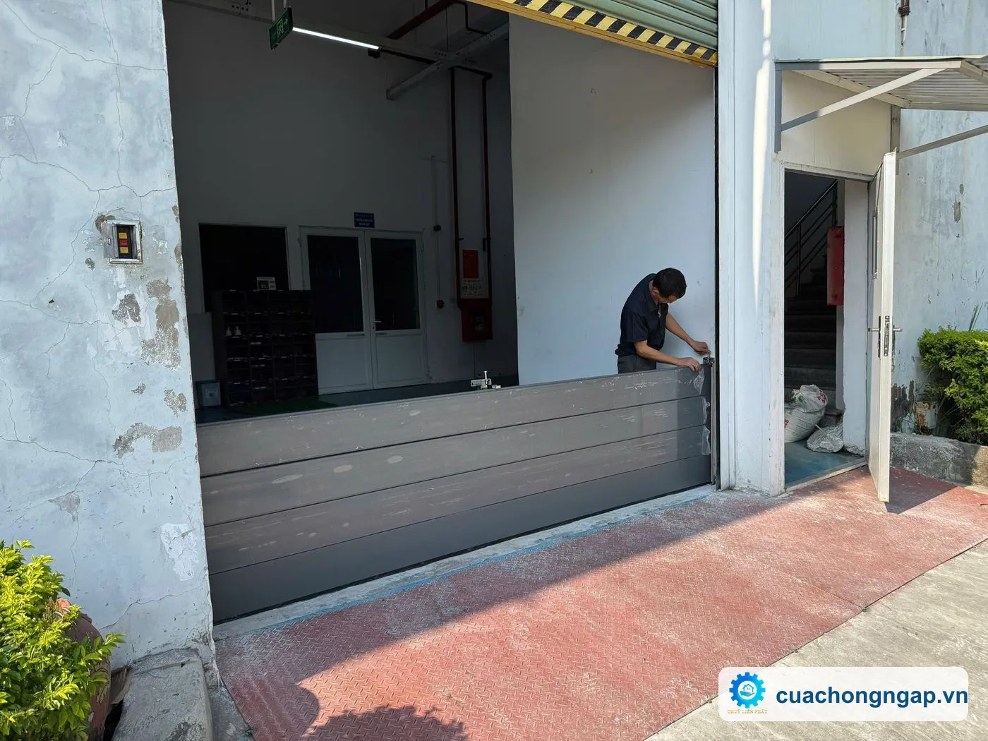 Lắp vách chống ngập cửa kho nhà xưởng