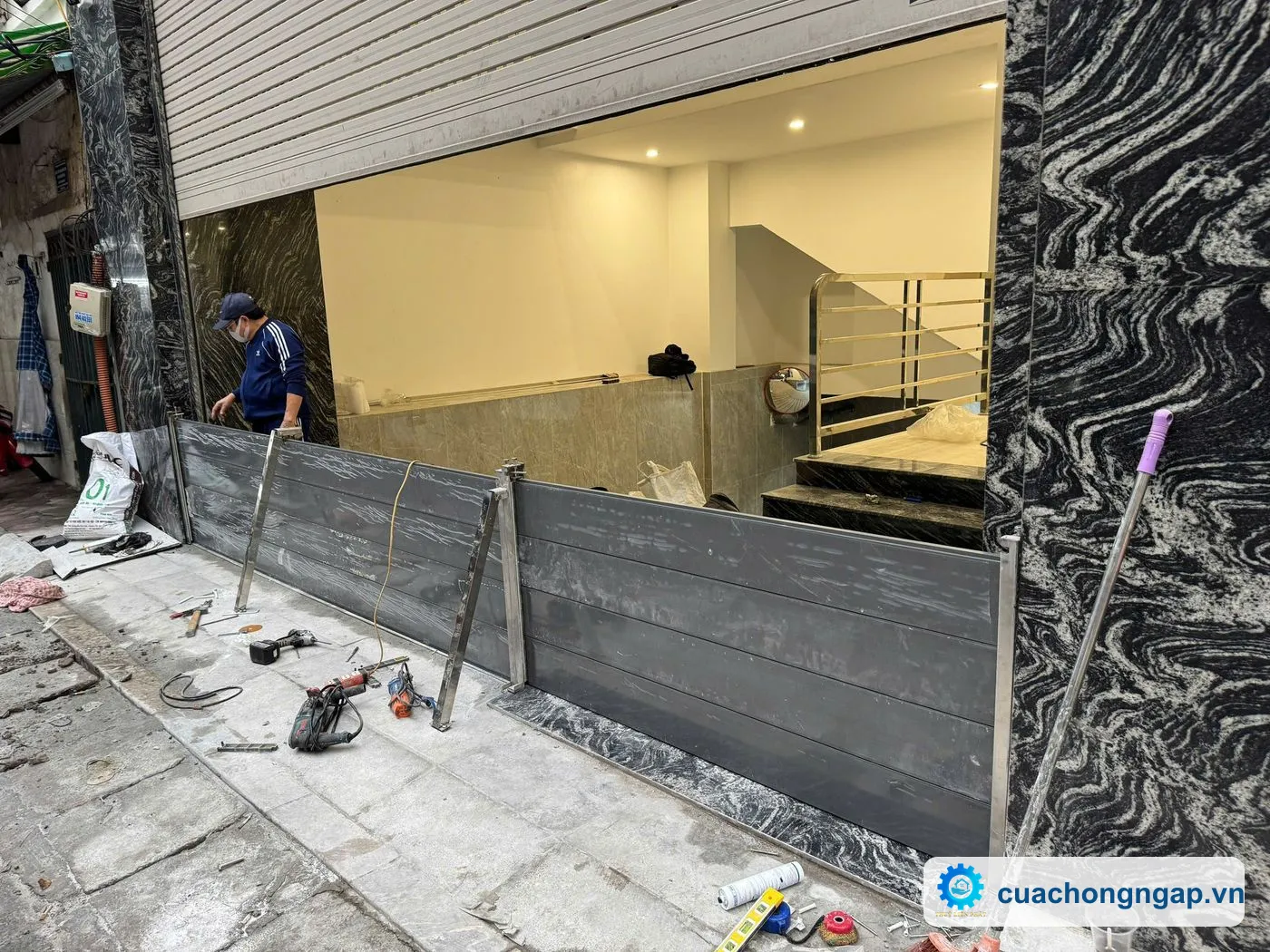 Lắp vách chống ngập cho mặt tiền rộng có cửa cuốn