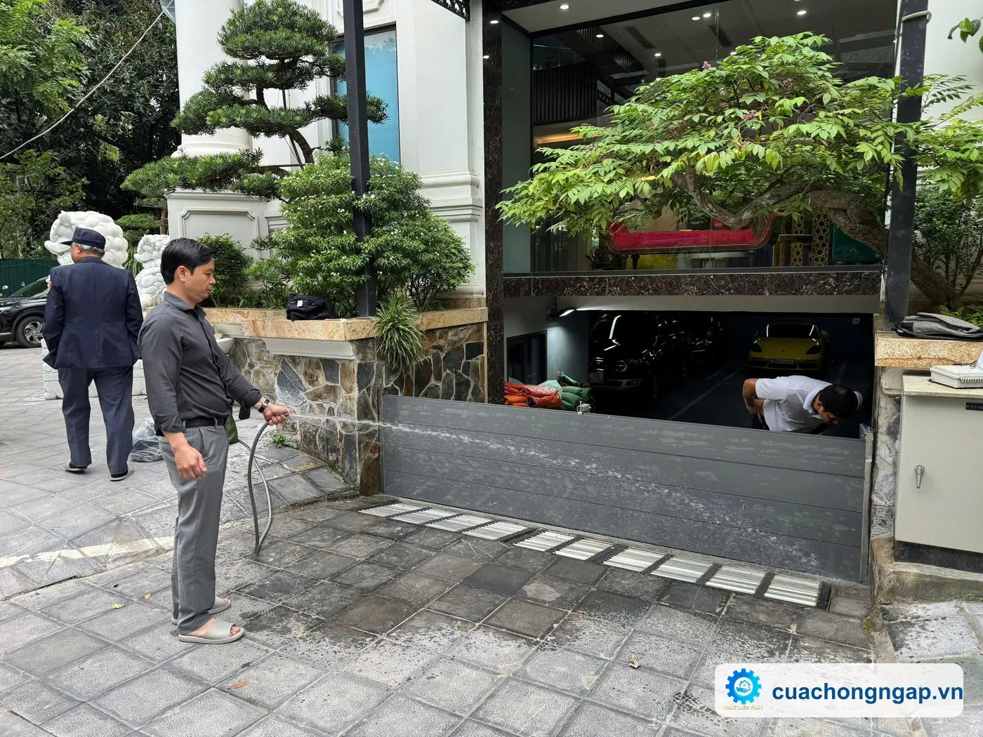 Thử kín cửa chống nước lối xuống gara