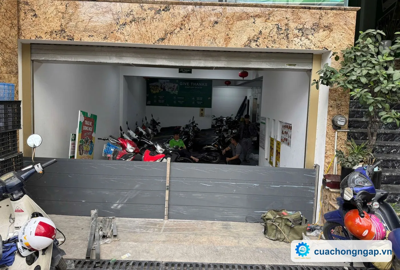 Vách chống ngập trước cửa cuốn bãi giữ xe