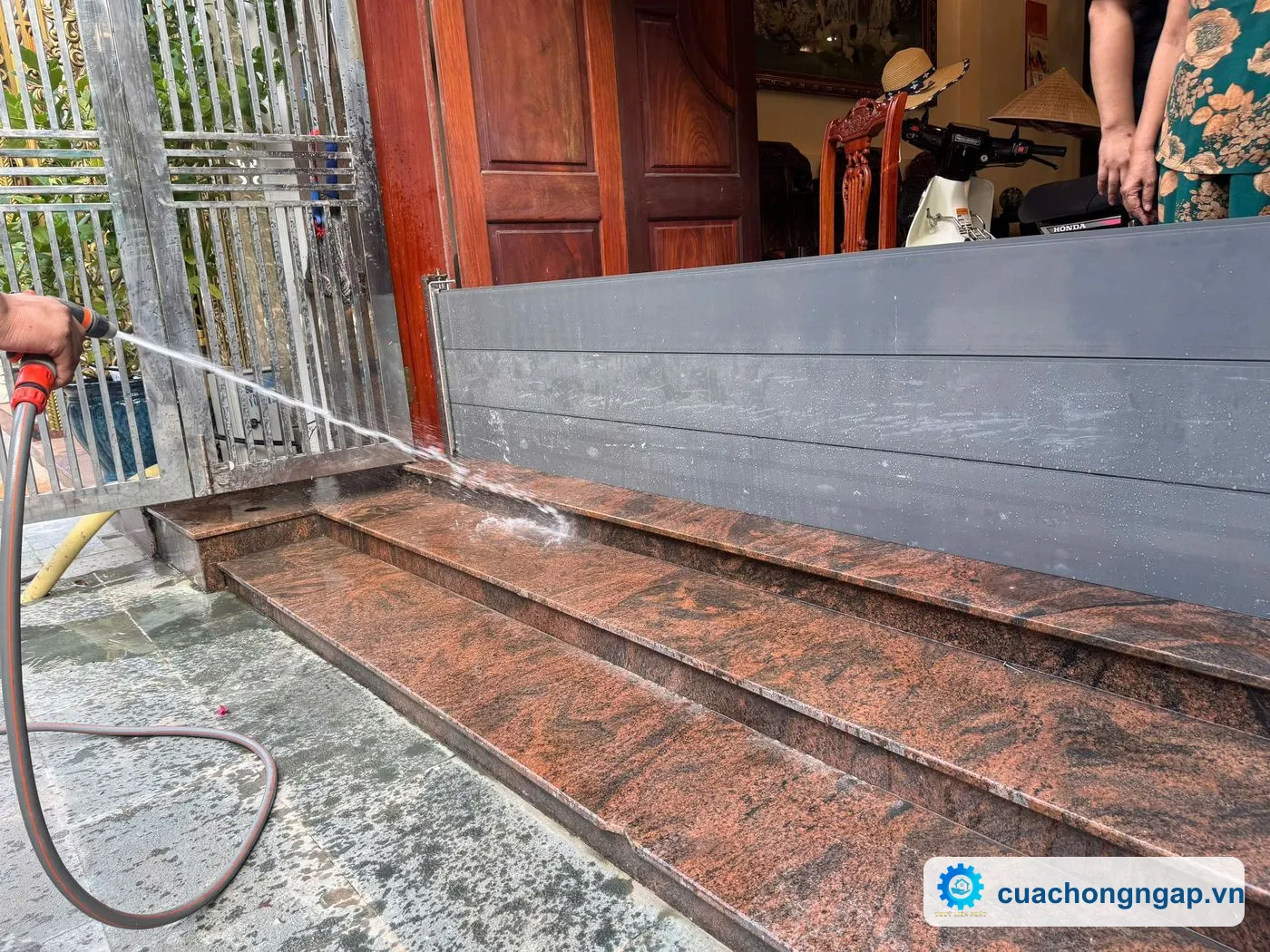 Cửa chống nước tràn vào nhà: phân biệt các loại và cách chọn đúng