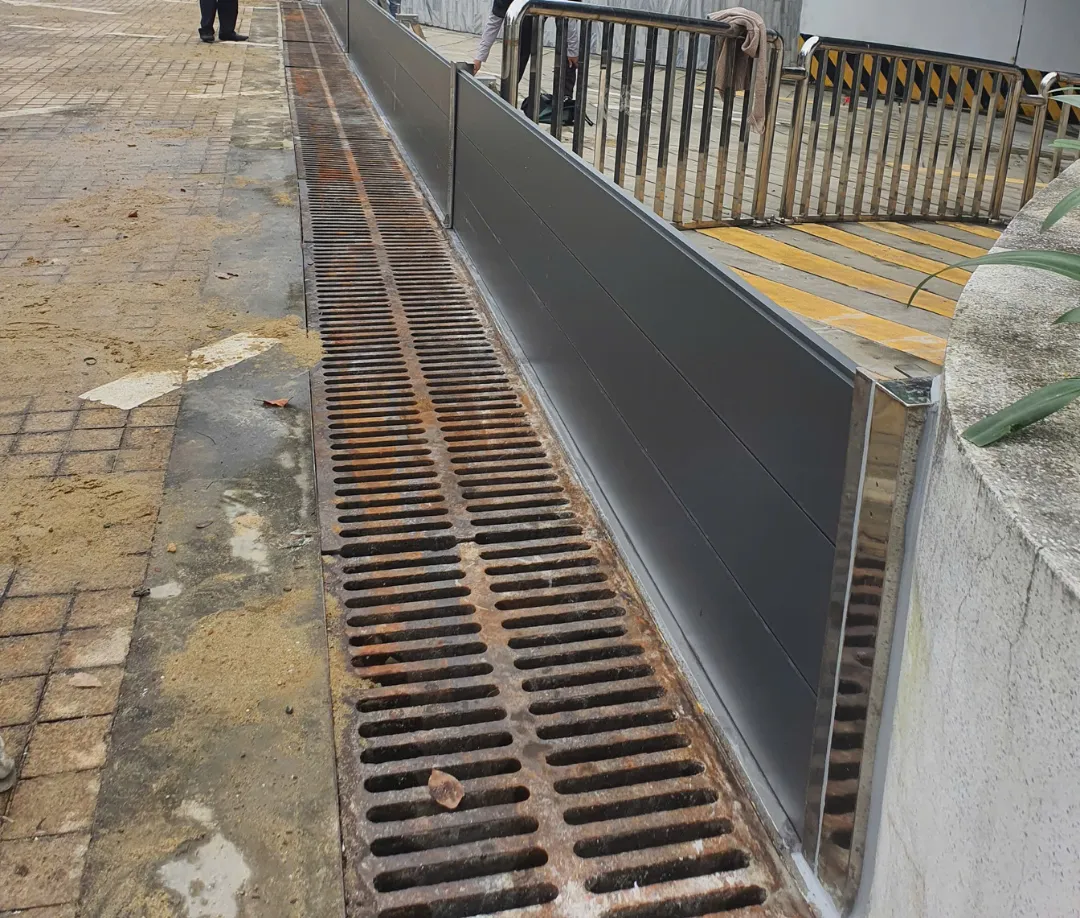 Vách chống ngập chạy dọc rãnh thu nước tại dốc hầm APEC