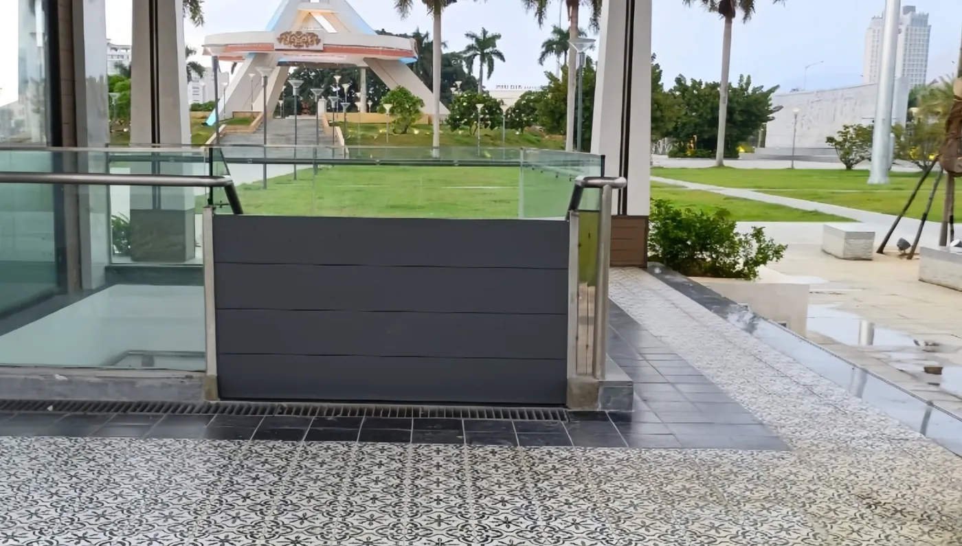 Vách chống ngập lối xuống hầm đi bộ Quảng trường 2 Tháng 9 Đà Nẵng