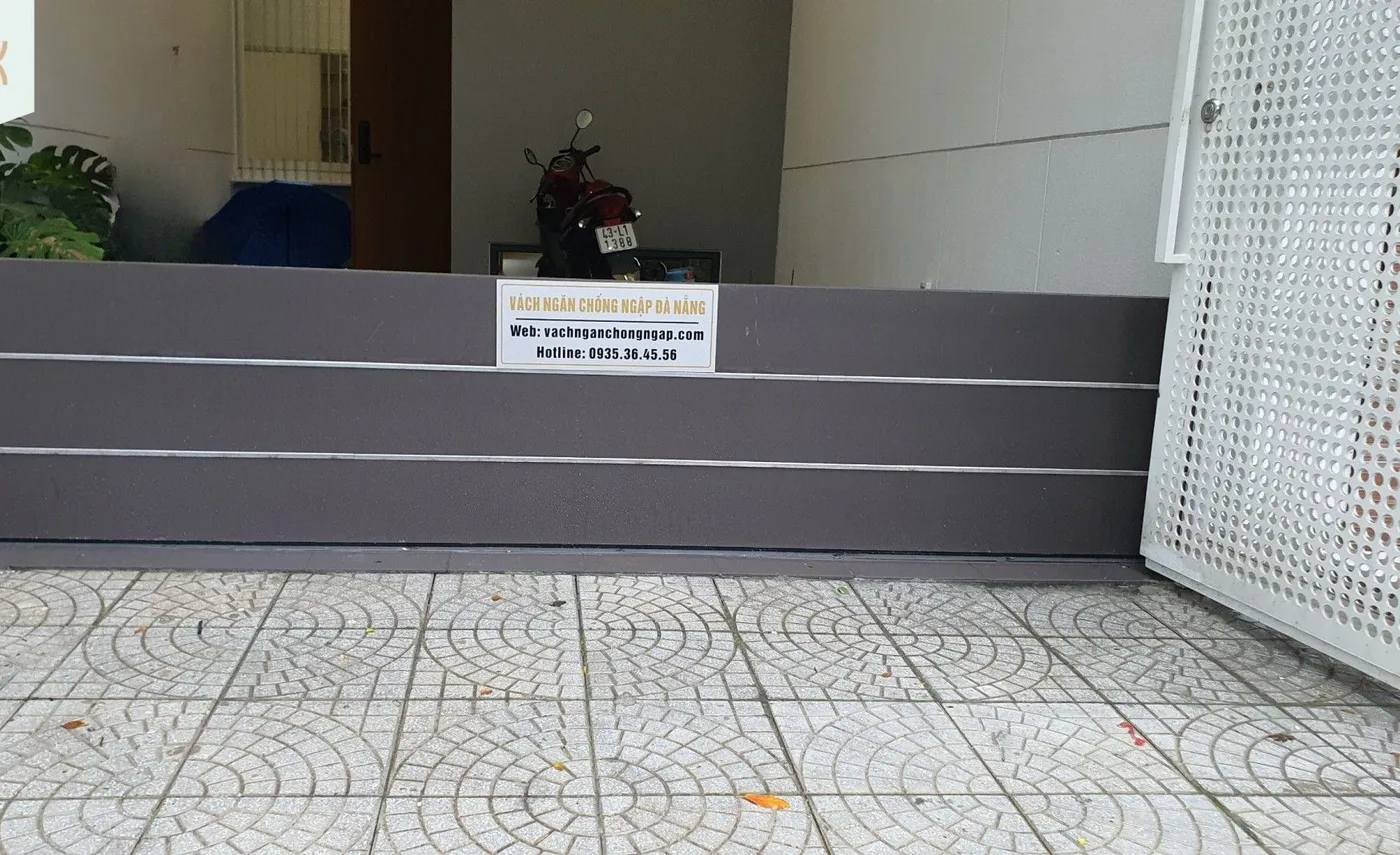 Cửa chống ngập lắp ráp nhôm tại sảnh tòa nhà